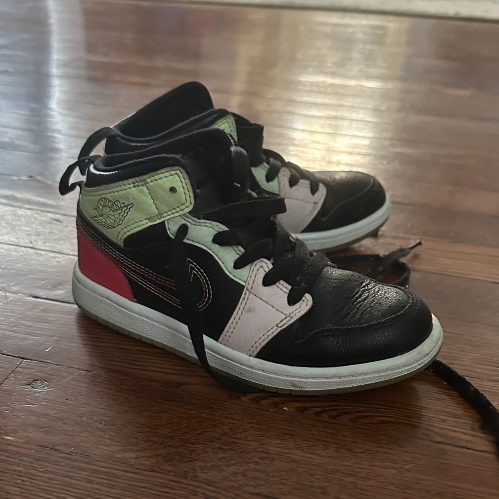 Kids Nike Air Jordan Mid ‘Glow in the Dark’